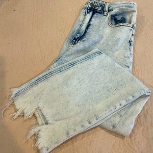 Vervet size 29 acid wash raw hem jeans. Only tried on